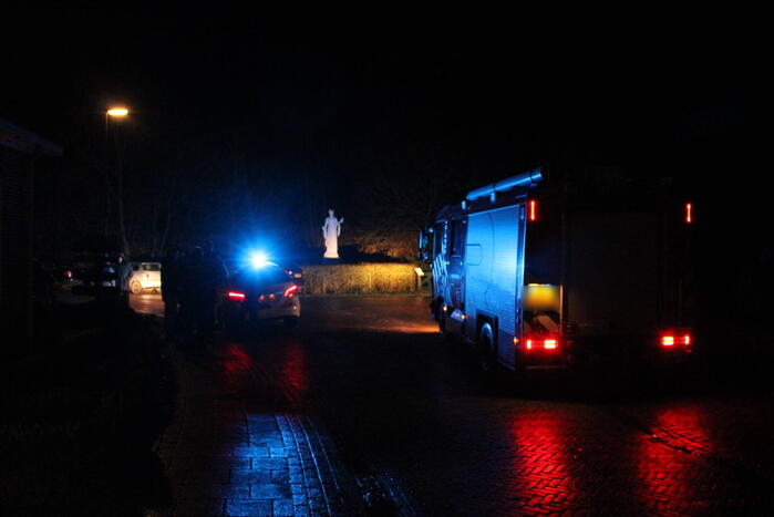 Auto glijdt door tegen woning