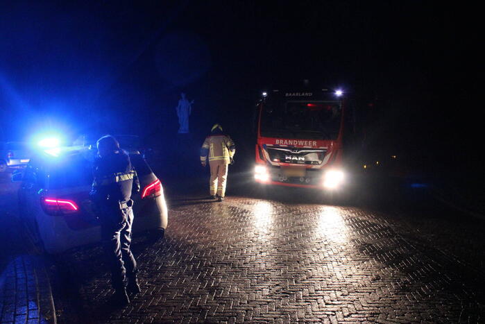 Auto glijdt door tegen woning