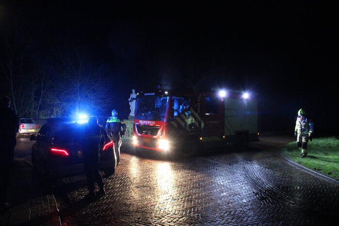 Auto glijdt door tegen woning