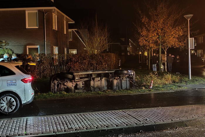 Busje raakt te water door gladheid