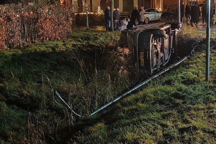 Busje raakt te water door gladheid