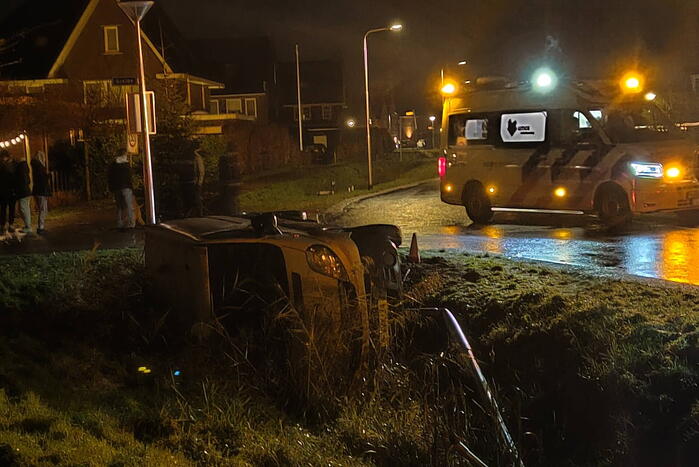 Busje raakt te water door gladheid