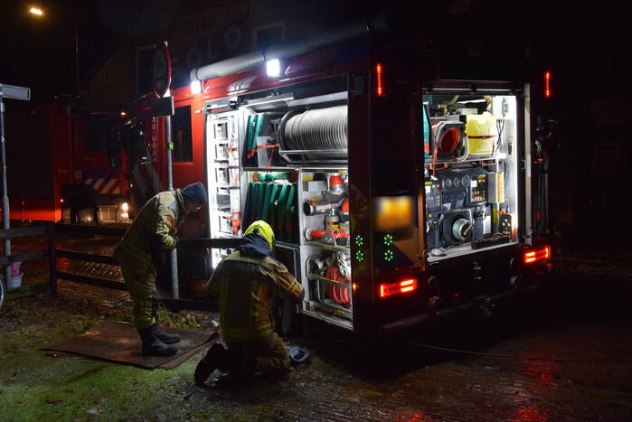 Brandweer wijkt uit voor geparkeerde auto en raakt in de problemen door gladheid