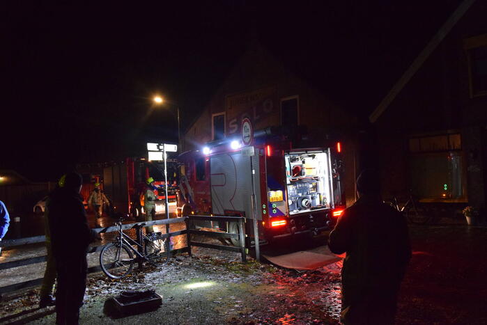 Brandweer wijkt uit voor geparkeerde auto en raakt in de problemen door gladheid