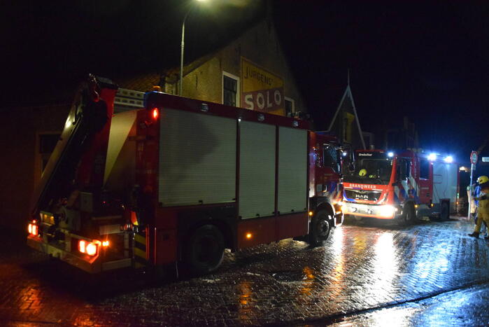 Brandweer wijkt uit voor geparkeerde auto en raakt in de problemen door gladheid