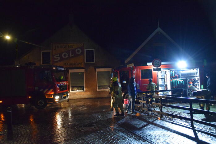 Brandweer wijkt uit voor geparkeerde auto en raakt in de problemen door gladheid