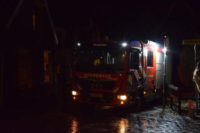 Brandweer wijkt uit voor geparkeerde auto en raakt in de problemen door gladheid