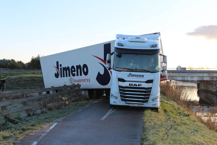 Vrachtwagen rijdt zichzelf vast