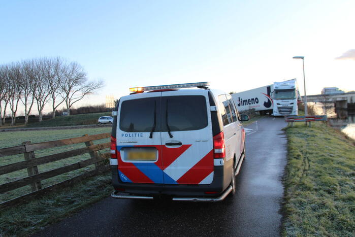 Vrachtwagen rijdt zichzelf vast