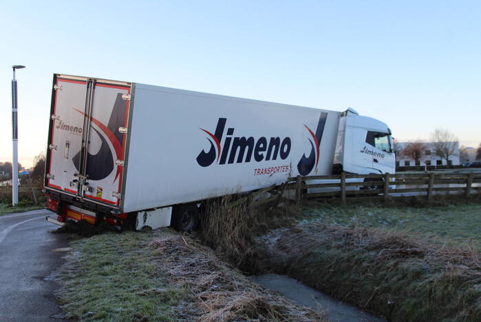 Vrachtwagen rijdt zichzelf vast
