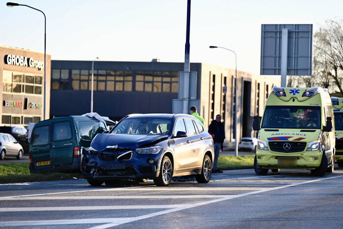 Twee gewonden bij botsing