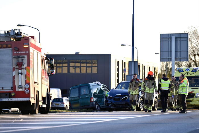Twee gewonden bij botsing