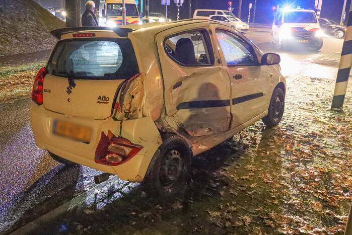 Twee auto's botsen op elkaar