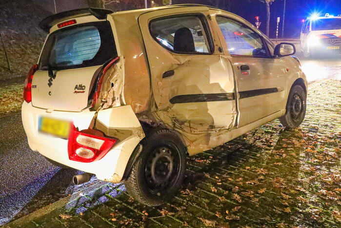 Twee auto's botsen op elkaar