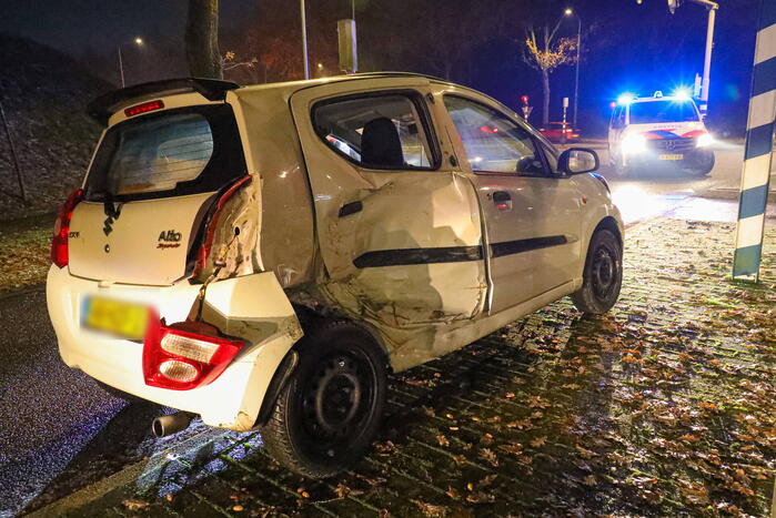 Twee auto's botsen op elkaar