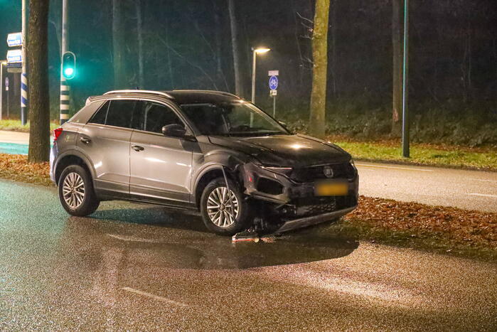 Twee auto's botsen op elkaar