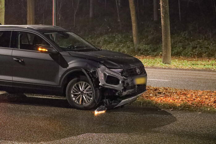 Twee auto's botsen op elkaar