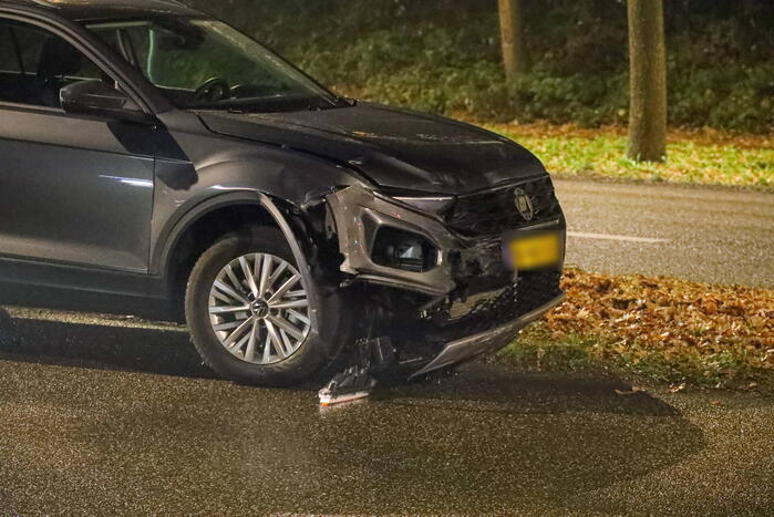 Twee auto's botsen op elkaar