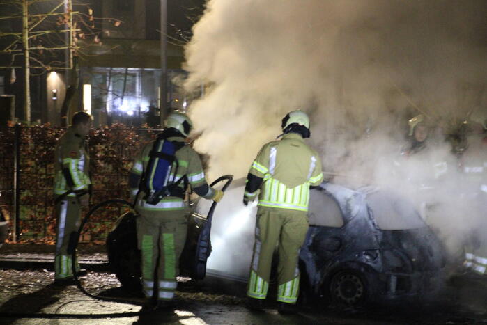 Auto brandt volledig uit