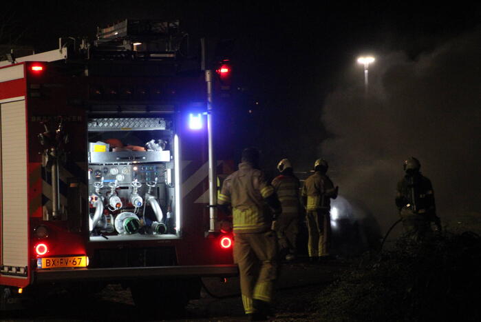 Auto brandt volledig uit