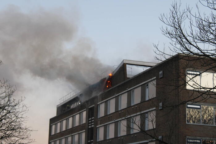 Grote uitslaande brand bij AZC