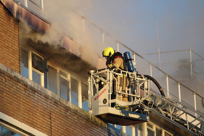 Grote uitslaande brand bij AZC