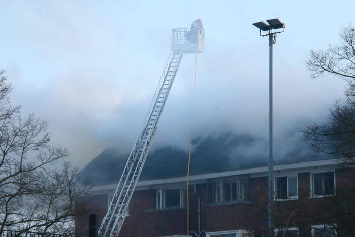 Moeilijk bereikbare brand in dak
