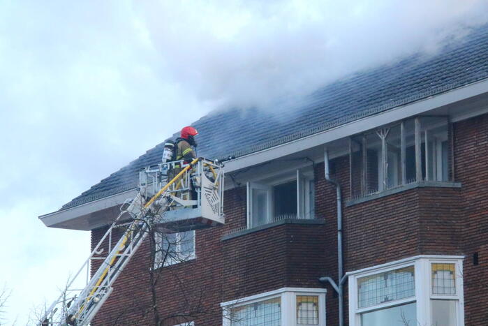 Moeilijk bereikbare brand in dak