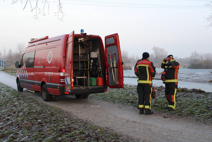Duikers halen man en hond van ijs
