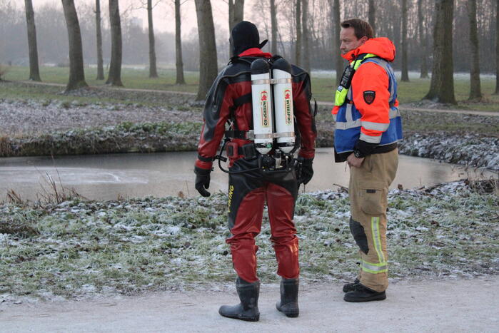 Duikers halen man en hond van ijs