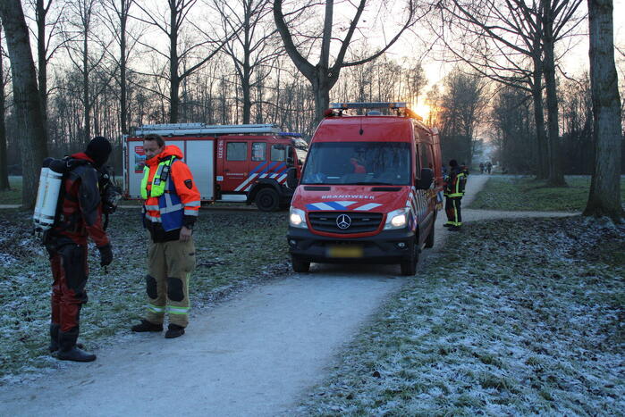 Duikers halen man en hond van ijs