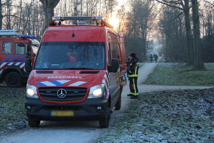 Duikers halen man en hond van ijs