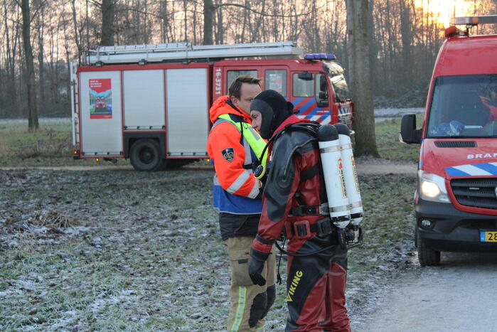Duikers halen man en hond van ijs