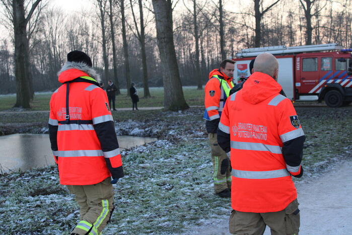 Duikers halen man en hond van ijs