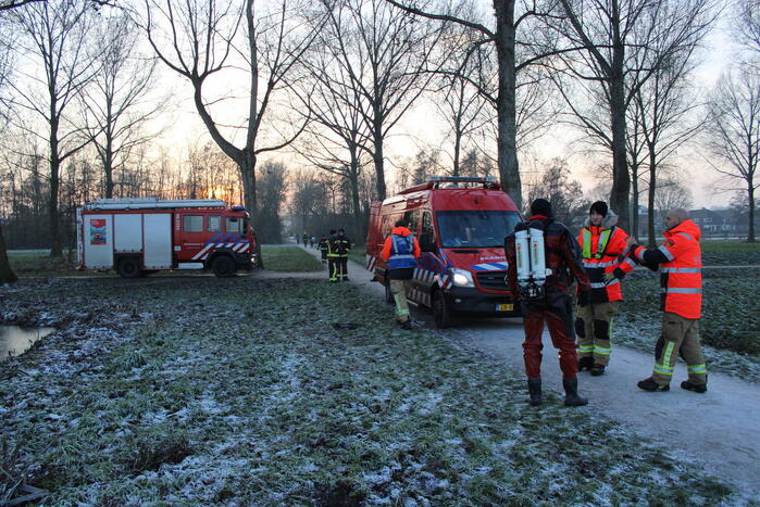 Duikers halen man en hond van ijs