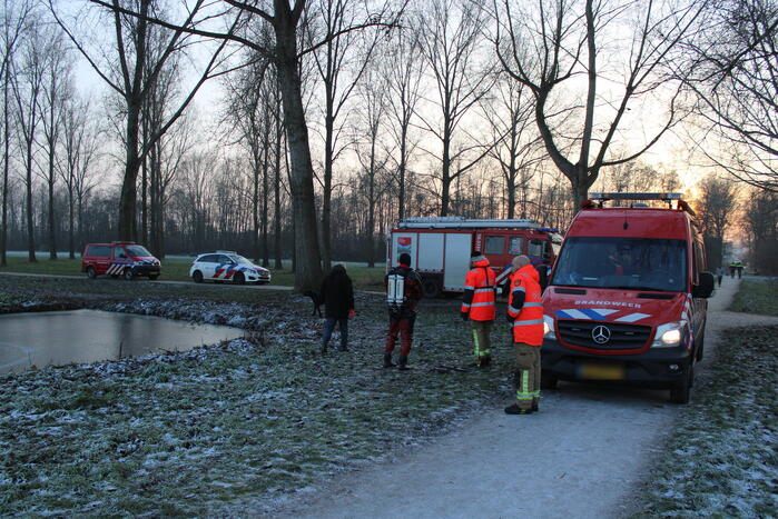 Duikers halen man en hond van ijs