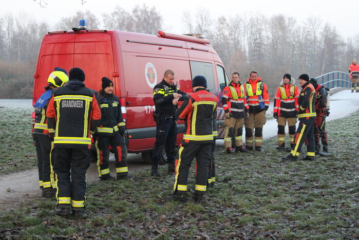 Duikers halen man en hond van ijs