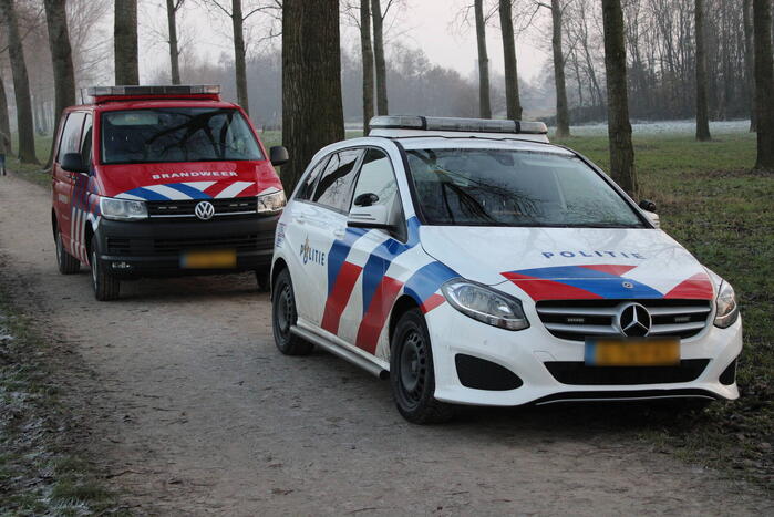 Duikers halen man en hond van ijs