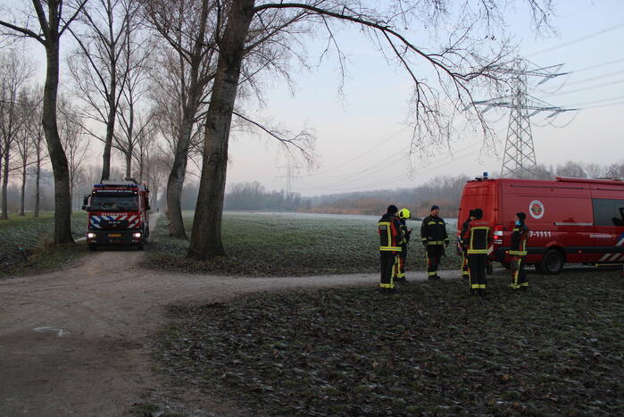 Duikers halen man en hond van ijs