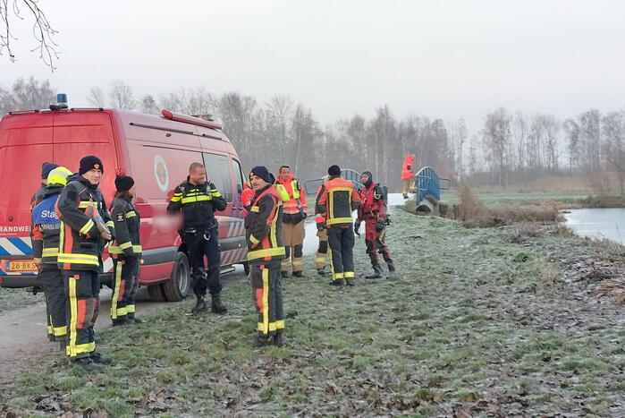 Duikers halen man en hond van ijs
