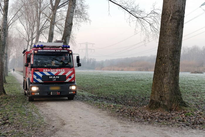 Duikers halen man en hond van ijs