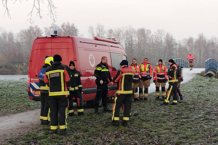 Duikers halen man en hond van ijs