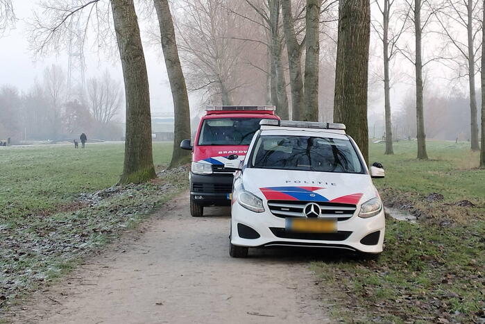Duikers halen man en hond van ijs