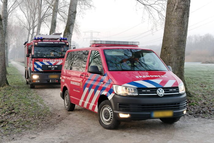 Duikers halen man en hond van ijs