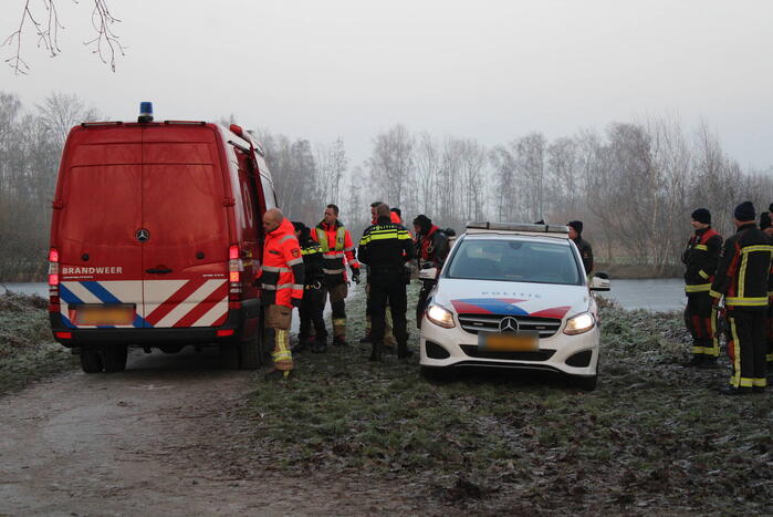 Duikers halen man en hond van ijs