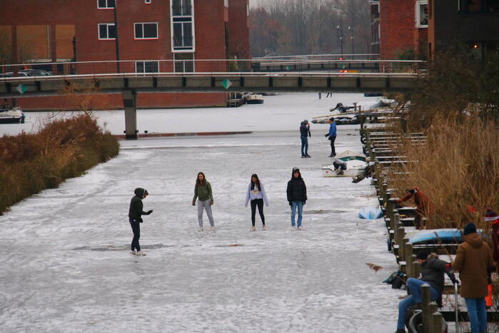 Schaatsliefhebbers pakken nog snel hun kans