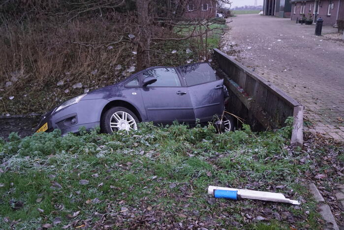 Automobilist belandt in sloot bij eenzijdig ongeval