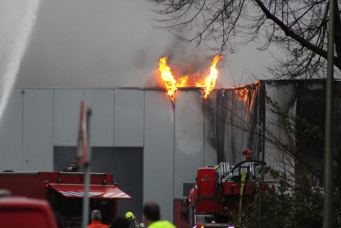 Zeer grote brand in bedrijfspand