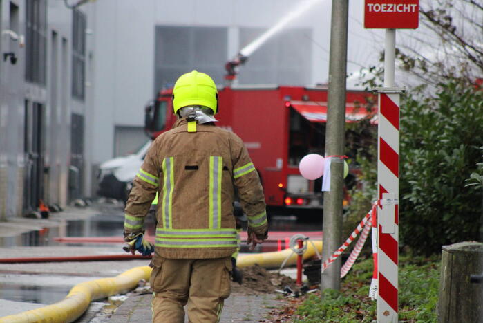 Zeer grote brand in bedrijfspand