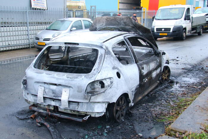 Auto verwoest door brand